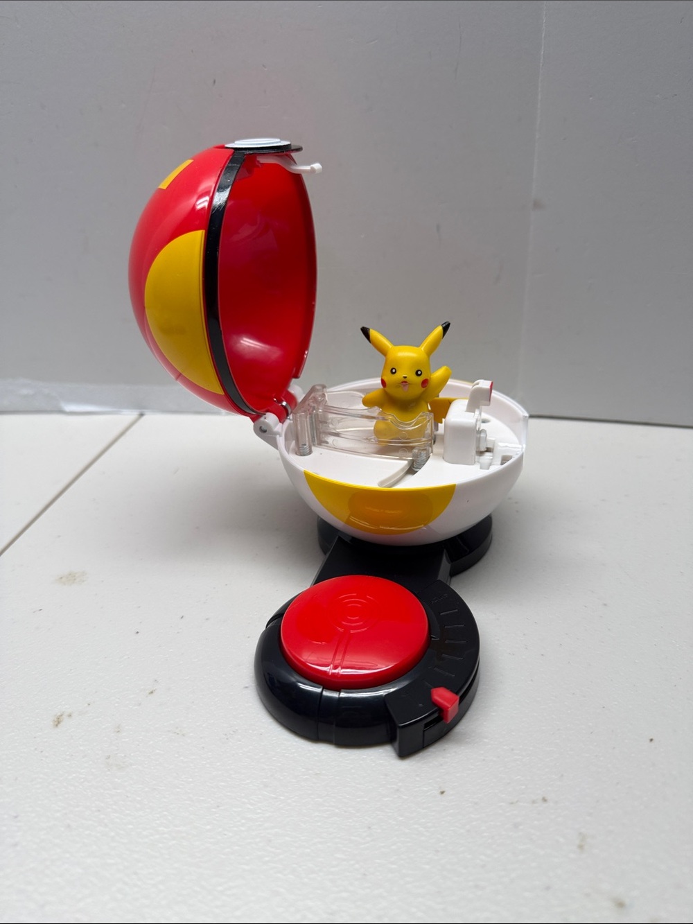 Pokémon Surprise Attack Pikachu Spinning Poke Ball Battle Game